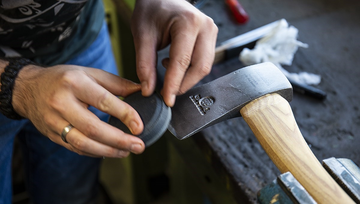 How do you sharpen an axe? Knivesandtools explains