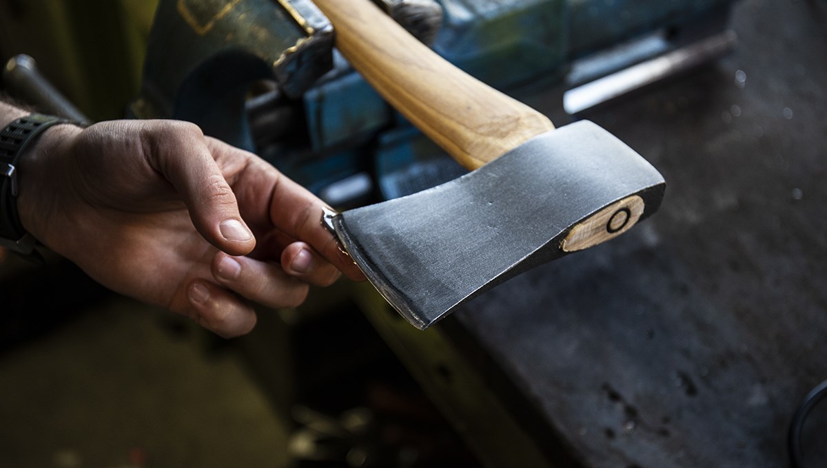 How do you sharpen an axe? Knivesandtools explains