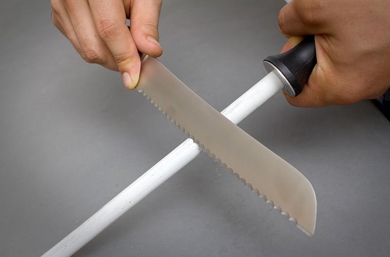 How do I sharpen a bread knife?