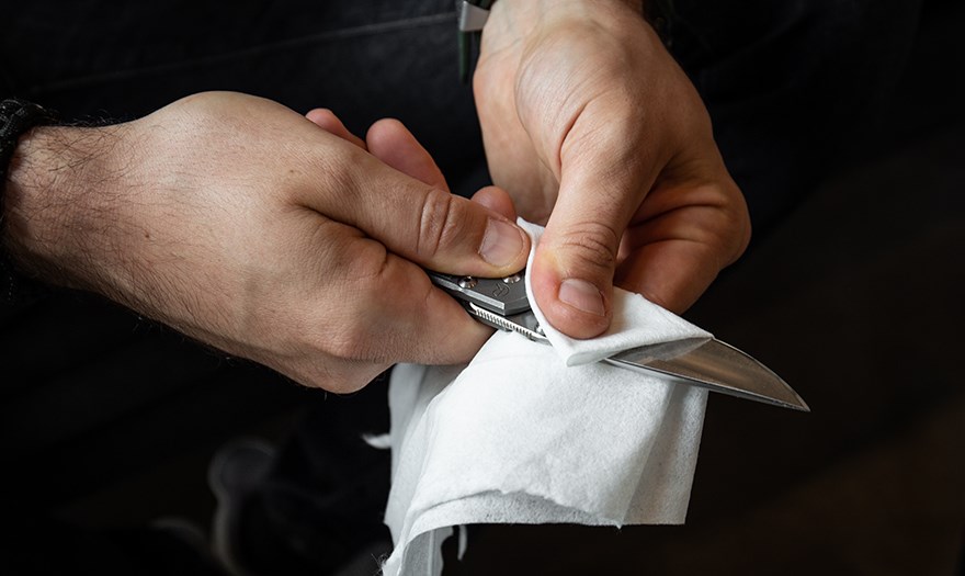 Cleaning your pocket knife without taking it apart? Knivesandtools will